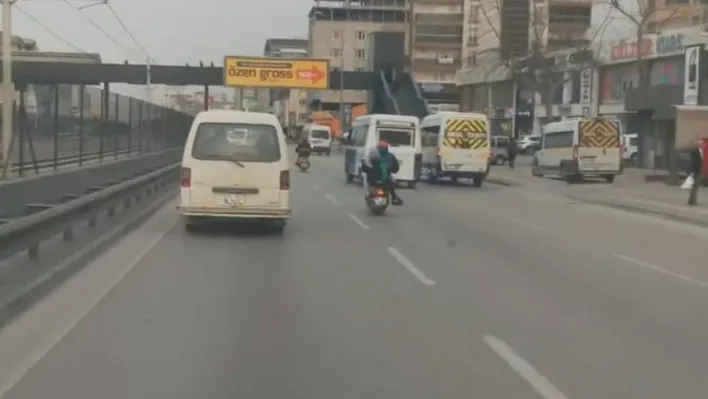 Motosiklet sürücüsünün ailesiyle beraber tehlikeli yolculuğu kamerada