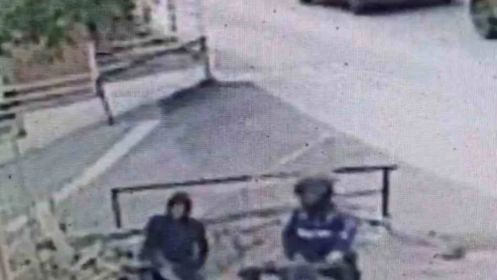 Motosikletle gelip motosiklet çaldılar...O anlar kamerada