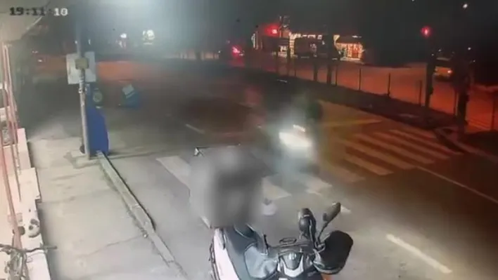 Motosikletli kuryenin çarptığı yaşlı adam kanlar içinde yere yığıldı