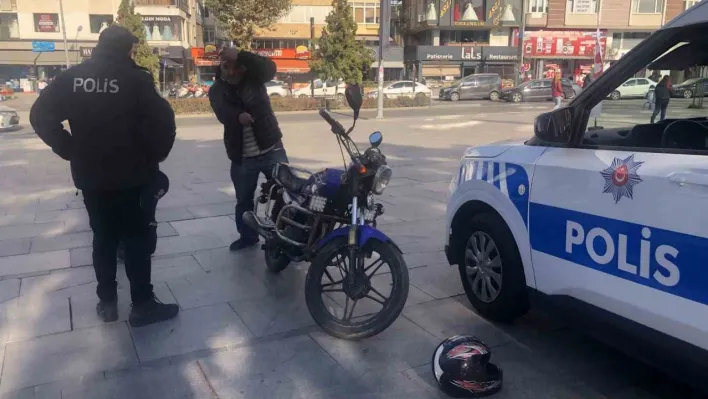 Motosikletliyi kaskıyla dövdü, kanlar içinde kaldı