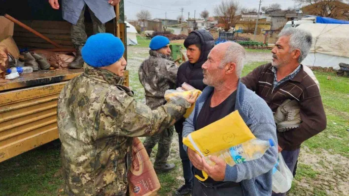 MSB: 'Mehmetçik, sel felaketinin neden olduğu zorlu şartlarda yardım faaliyetlerini aralıksız sürdürüyor'