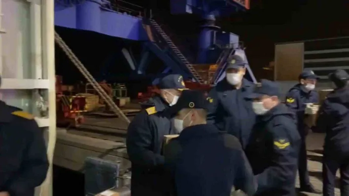 MSB: 'TCG İskenderun, İskenderun Limanı'na yardım malzemelerini teslim etti'