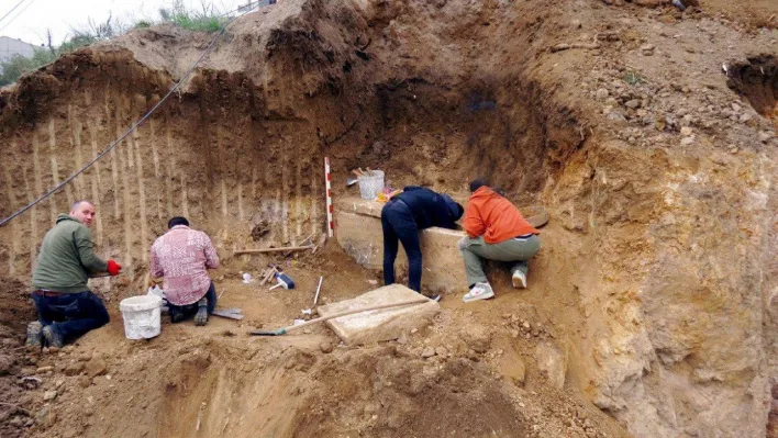 Mudanya'da pazaryeri inşaatından lahit çıktı