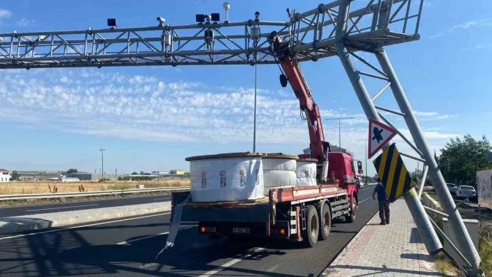 Muratlı'da vinç otoyol plaka tanıma sitemi direğine çarptı