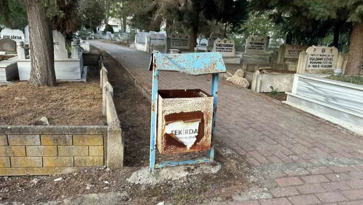 Muratlı Mezarlığı'ndaki çöp kovaları yenilenmeyi bekliyor