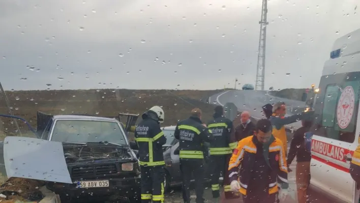 Muratlı-Tekirdağ yolunda kavşakta kaza: 2 yaralı