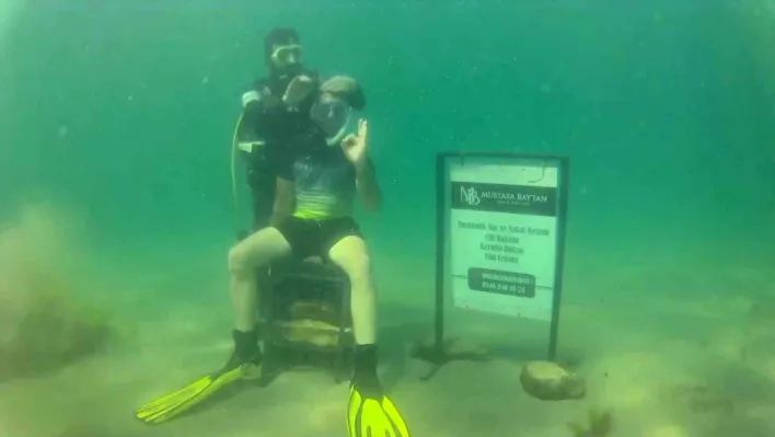 Müşterisini denizin altında tıraş etti