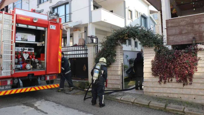 Mutfaktaki aspiratördeki yangın paniğe sebep oldu