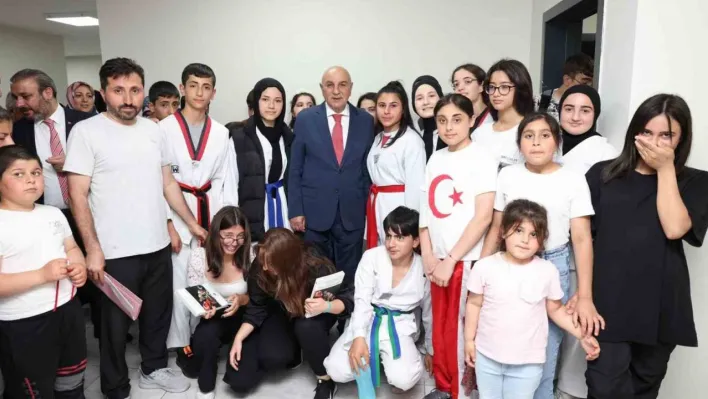 Naim Süleymanoğlu Kapalı Spor Salonu hizmete açıldı