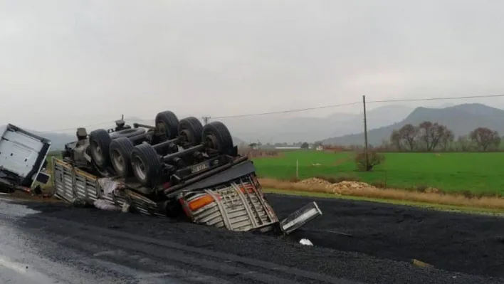 Nallıhan Ankara yolunda tır şarampole devrildi: 1 yaralı