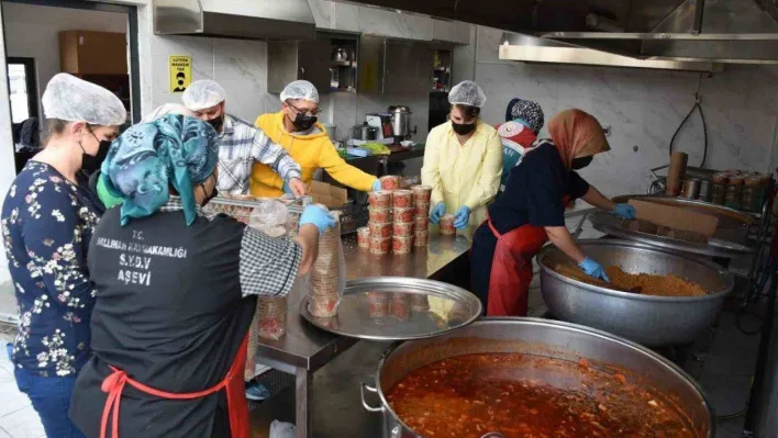 Nallıhan Belediyesi'nden günlük 2 bin aileye sıcak yemek