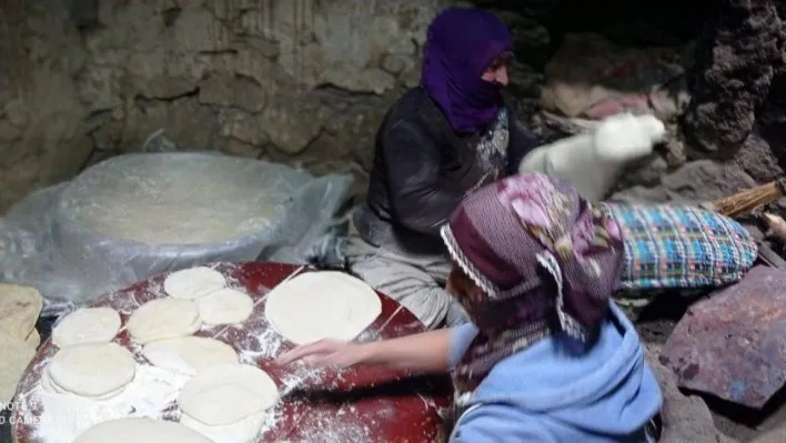 Narmanlı kadınlar depremzedeler için tandırın başında: 'Onlar açken biz tok yatamadık'