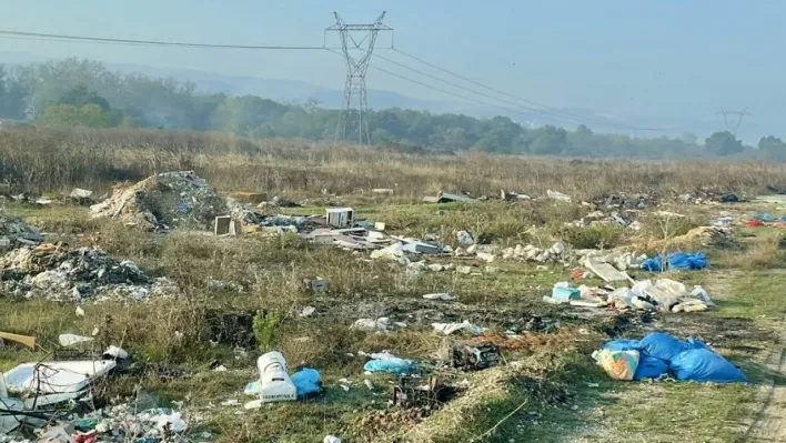 Nilüfer Belediyesi, insanların doğaya attığı molozları kamyon kamyon temizledi