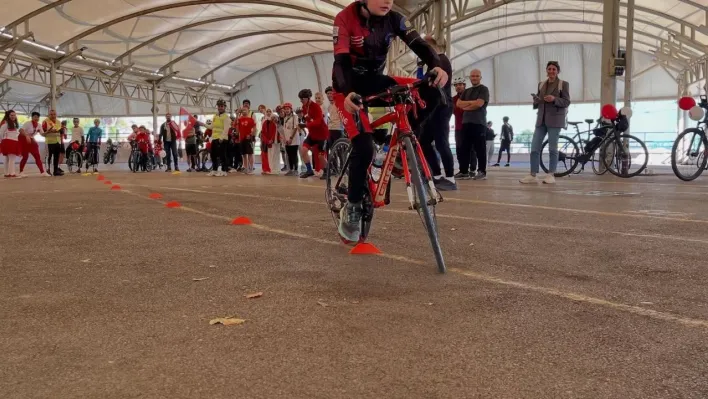 Nilüfer'de Cumhuriyet coşkusu pedallarla sokaklara taşındı