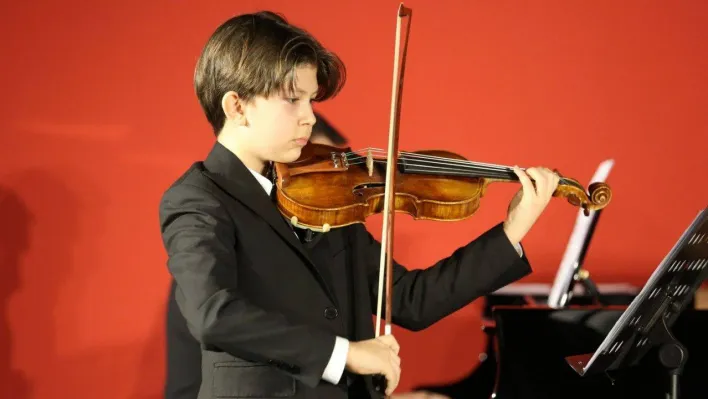 Nİlüfer'de kemanın genç yeteneği dinleyenleri büyüledi