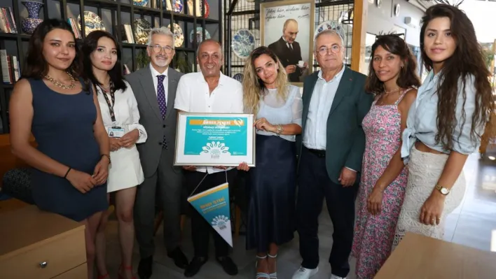 Nilüfer'de örnek işletme belgesini başkanlar verdi