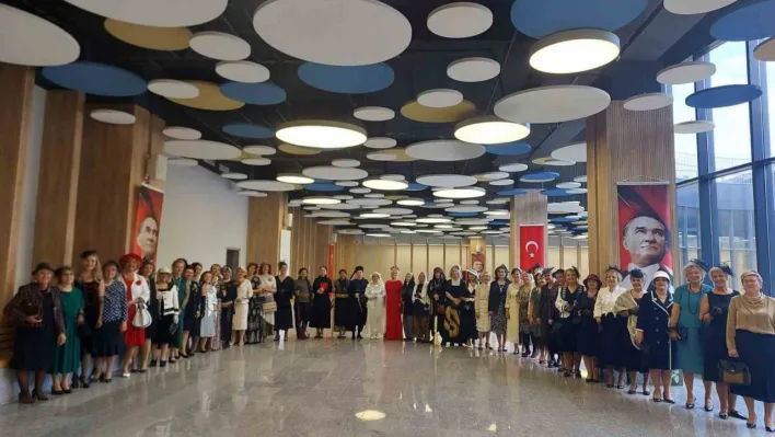 Nilüfer Kadın Korosu'ndan Cumhuriyet defilesi