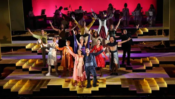 Nilüfer Kent Tiyatrosu'ndan 'Lüküs Hayat' ile görkemli sezon açılışı