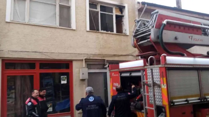 Ocakta unutulan yemek mutfağı yaktı