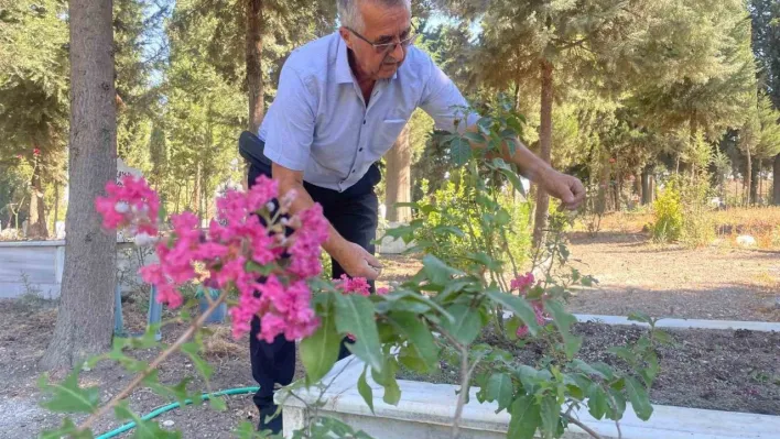 Oğlunu kaybettikten sonra ömrünü adadığı mezarlığı adeta parka dönüştürdü