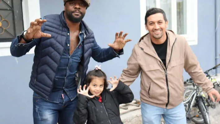 Oğlunun futbol oynamasına izin vermeyen babayı Pascal Nouma ikna etti