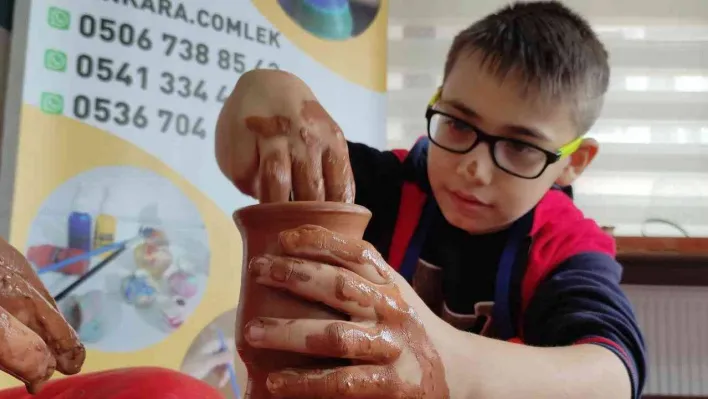 Öğrenciler okulda çamurdan eşya yapıyor