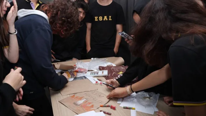 Öğrenciler Tomris Uyar'ı drama atölyesinde tanıdı