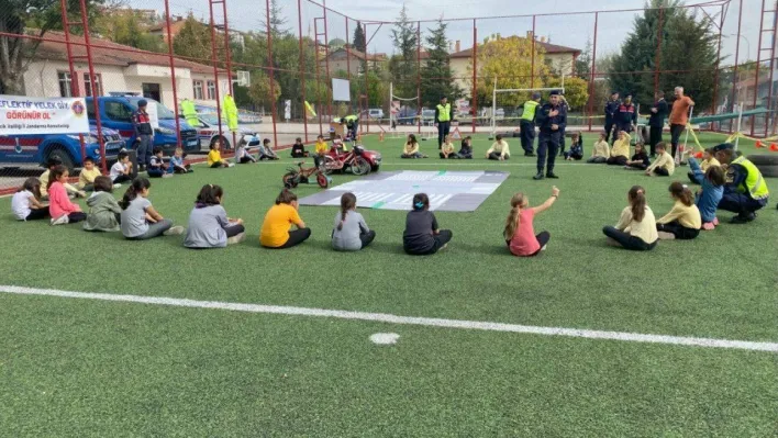 Öğrencilere 'Genel Trafik Kuralları' ve 'Yayaların Uyacakları Trafik Kuralları' eğitimi