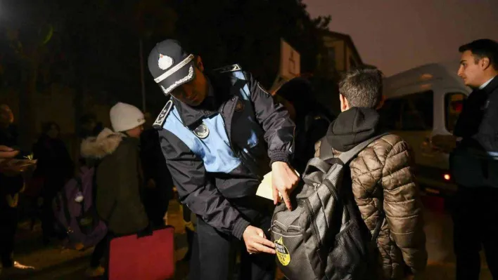 Öğrencilere reflektörlü çıkartma ve kol bandı