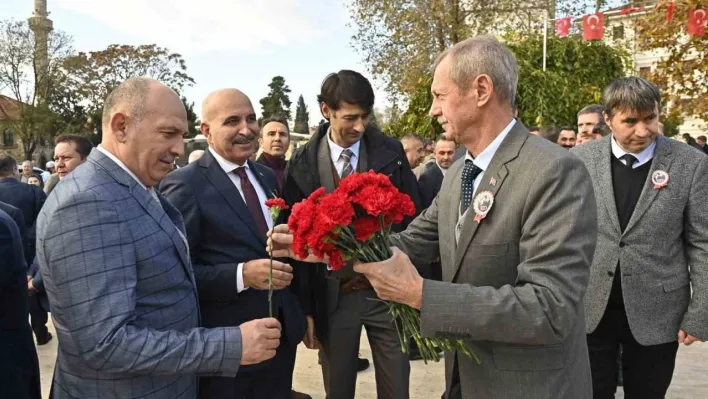 Öğretmenlere karanfil hediye etti