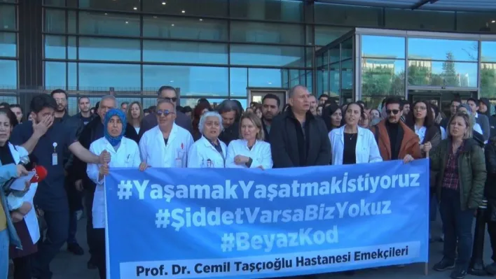 Okmeydanı Şehir Hastanesi'nde saldırıya uğrayan doktorun babası: 'Canım yanıyor'