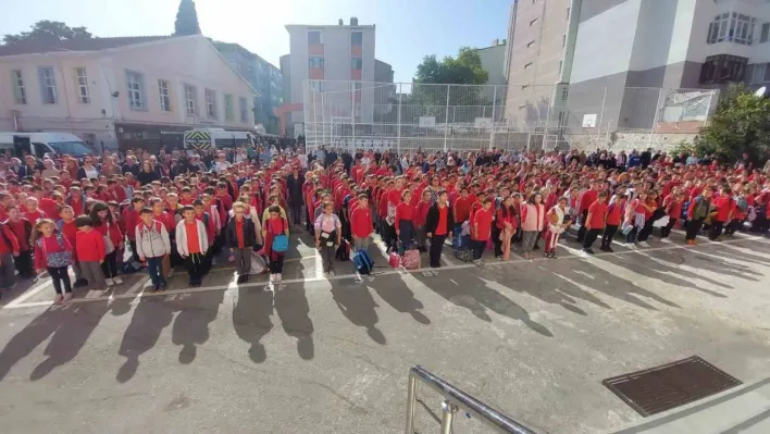 Okul çıkışı öğrencilerden Gazze'de ölenler için 1 dakikalık saygı duruşu