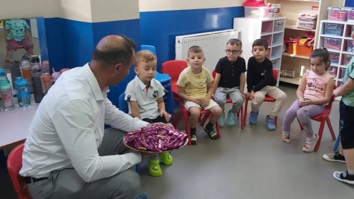 Okul müdürü öğrencilere çikolata dağıttı