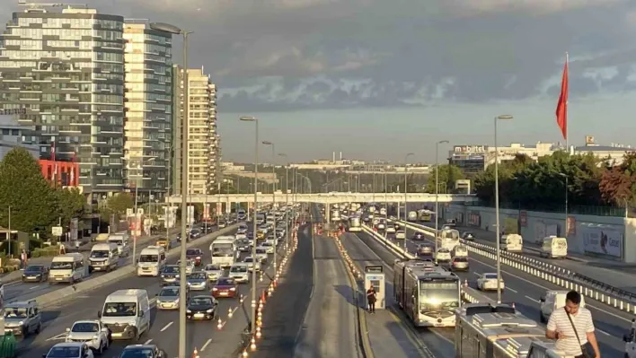 Okulların açılmasıyla İstanbul'da sabah trafiği oluştu