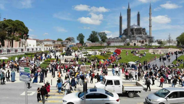 On binler Kakava Hıdırellez Şenlikleri için Edirne'ye akın etti, adım atacak yer kalmadı