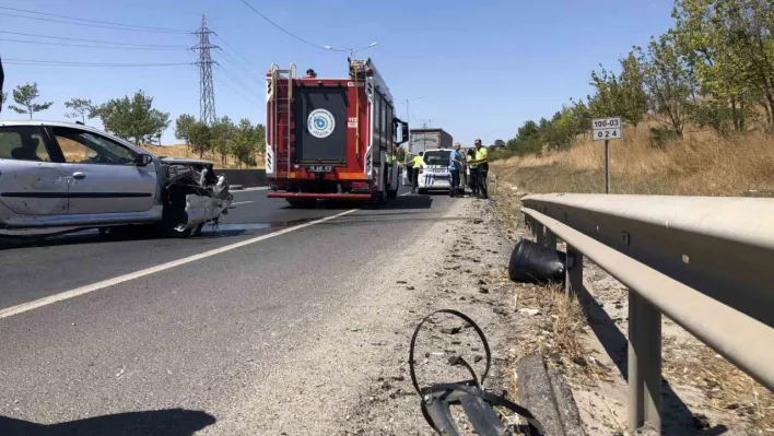 Önce bariyerlere, sonra tıra çarpan otomobil hurdaya döndü