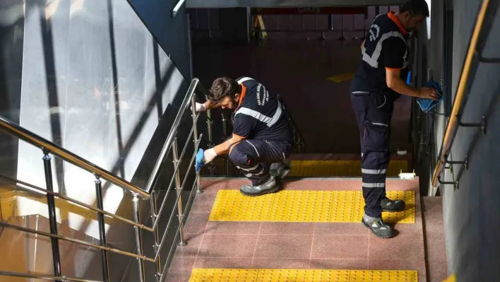 Öncelik toplum sağlığı: Metro istasyonları ve vagonlar her gün temizleniyor