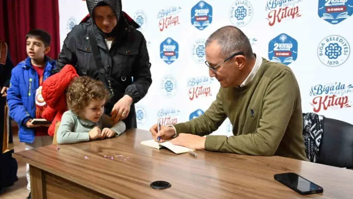 Orhan Toker, Kitap Festivali'nin ikinci gününde okurlarıyla buluştu