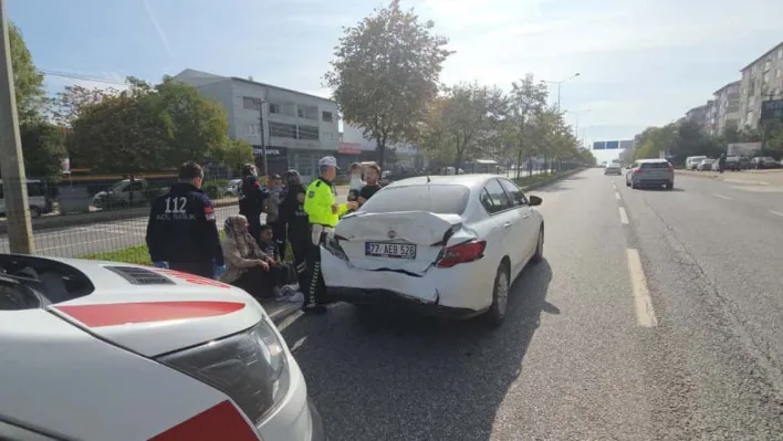 Orhangazi'de faciadan dönüldü: Tırın çarptığı otomobil metrelerce sürüklendi