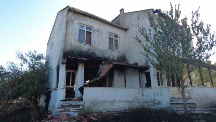 Orman yangınında 7 ev yandı, 2 bin 700 kişi tahliye edildi, 15 kişi yaralandı