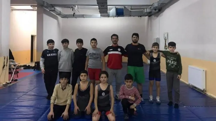 Osmaneli'de miniklere güreş eğitimi