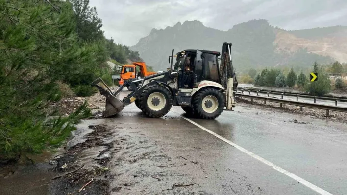 Osmaneli'de sel meydana geldi, D650 karayolu taş ve toprak ile kaplandı
