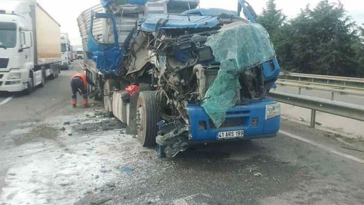 Osmaneli'nde tır kaza yaptı, sürücüsü yaralandı