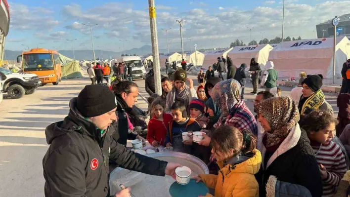 Osmangazi Belediyesi'nden depremzede vatandaşlara çorba ikramı