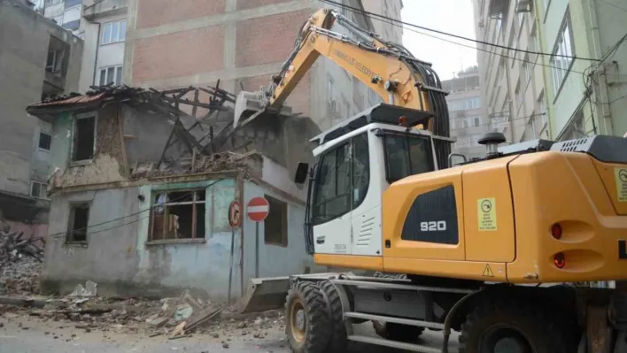 Osmangazi'de metruk bina temizliği