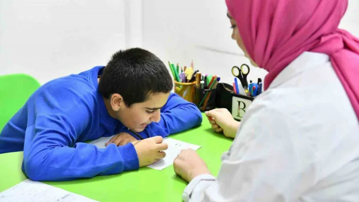 Otizimli genç Esenyurt  Belediyesi Özel Eğitim Merkezi'nde eğitim alarak başarısını ileri seviyeye taşıdı