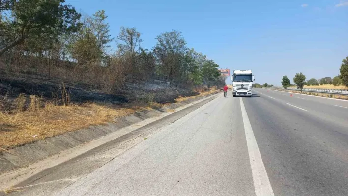 Otobanda fırlayan tır lastiği yangın çıkardı