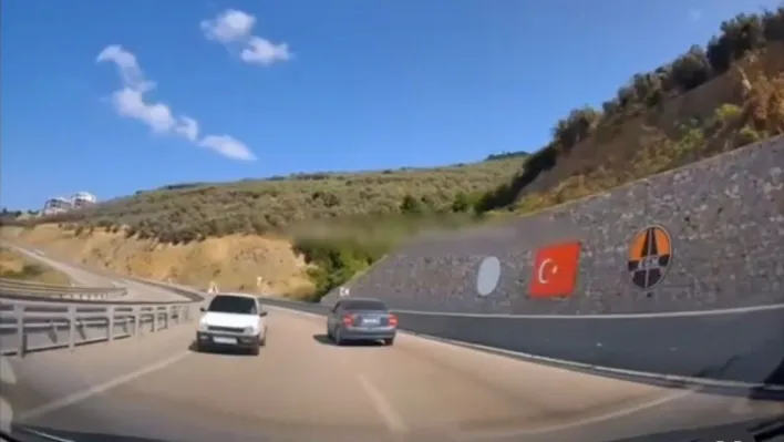 Otobanda ters yönde son sürat böyle ilerledi... Kazanın teğet geçtiği anlar kamerada