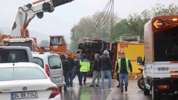 Otobanda tır devrildi, sürücüler kontak kapattı: Kaza anı kamerada