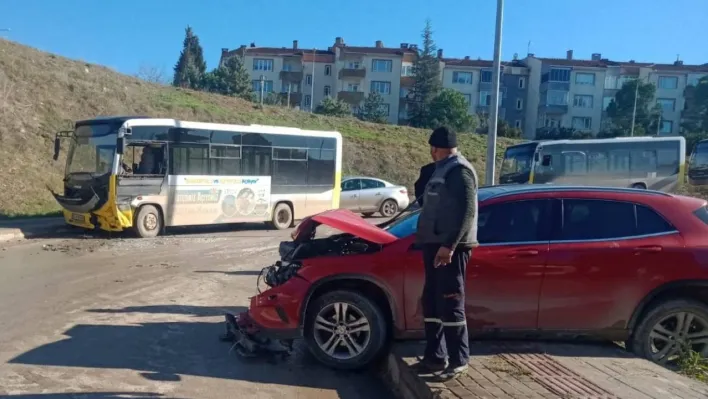 Otobüs ile otomobil kafa kafaya çarpıştı: 1 yaralı